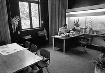 854337 Interieur van het kantoor van de redactie van het Utrechts Nieuwsblad (Keizerstraat 42-44) te Utrecht, kort voor ...